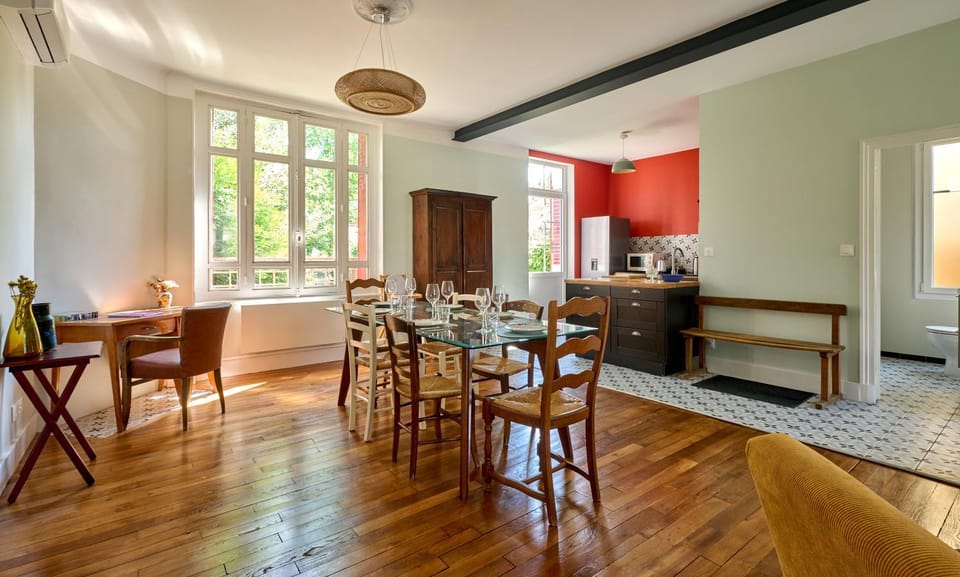 Kitchen or kitchenette, Living room, Seating area, Dining area
