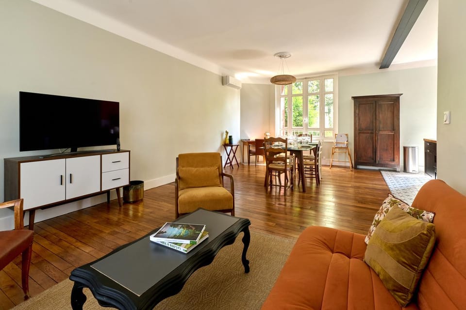 Communal lounge/ TV room, TV and multimedia, Living room, Seating area, Evening entertainment