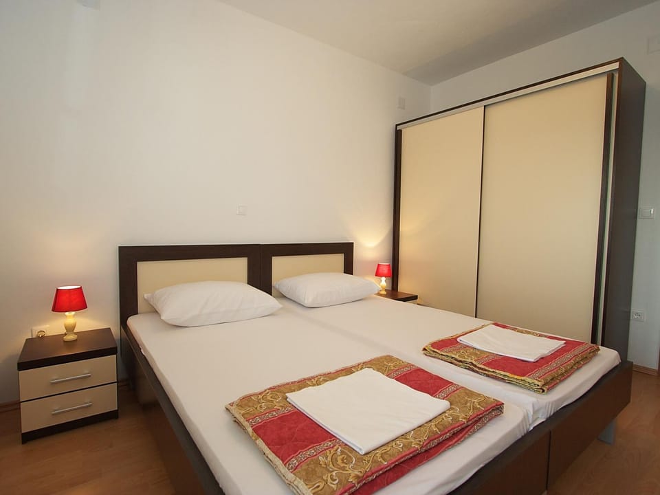 Bed, Bedroom, towels, wardrobe