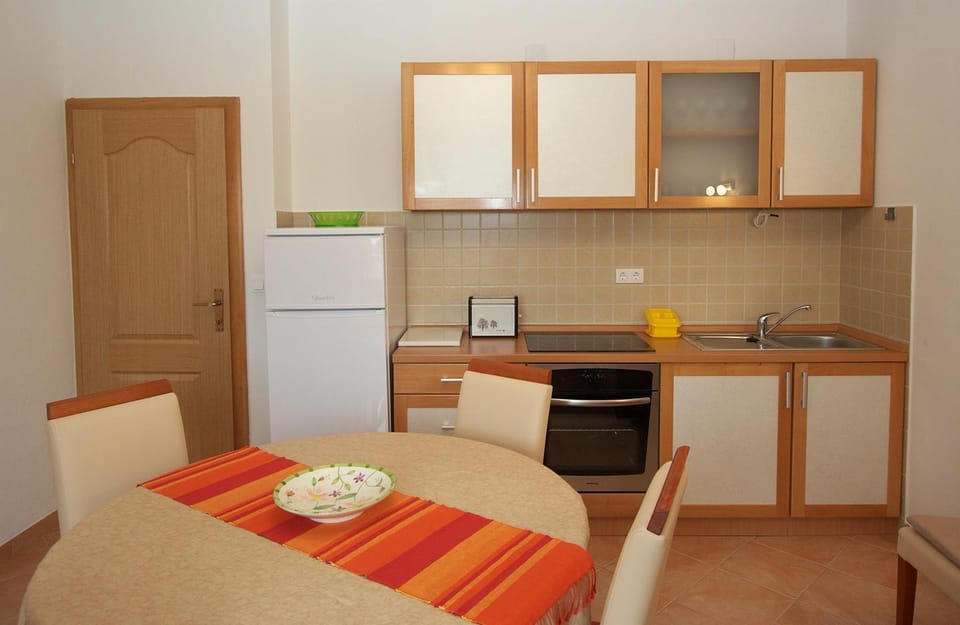 Kitchen or kitchenette, Living room, Seating area, Dining area, oven, stove