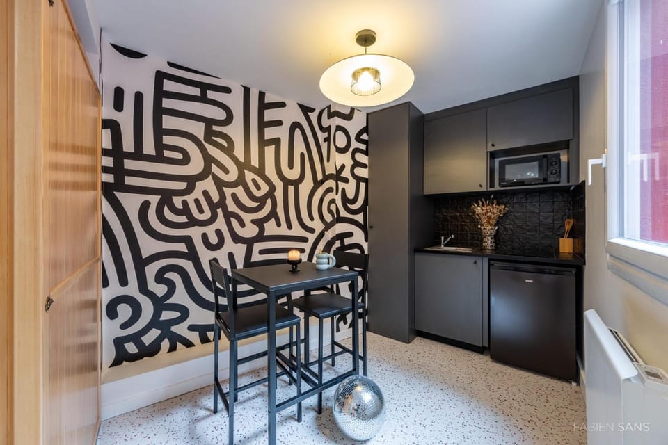 Kitchen or kitchenette, Dining area