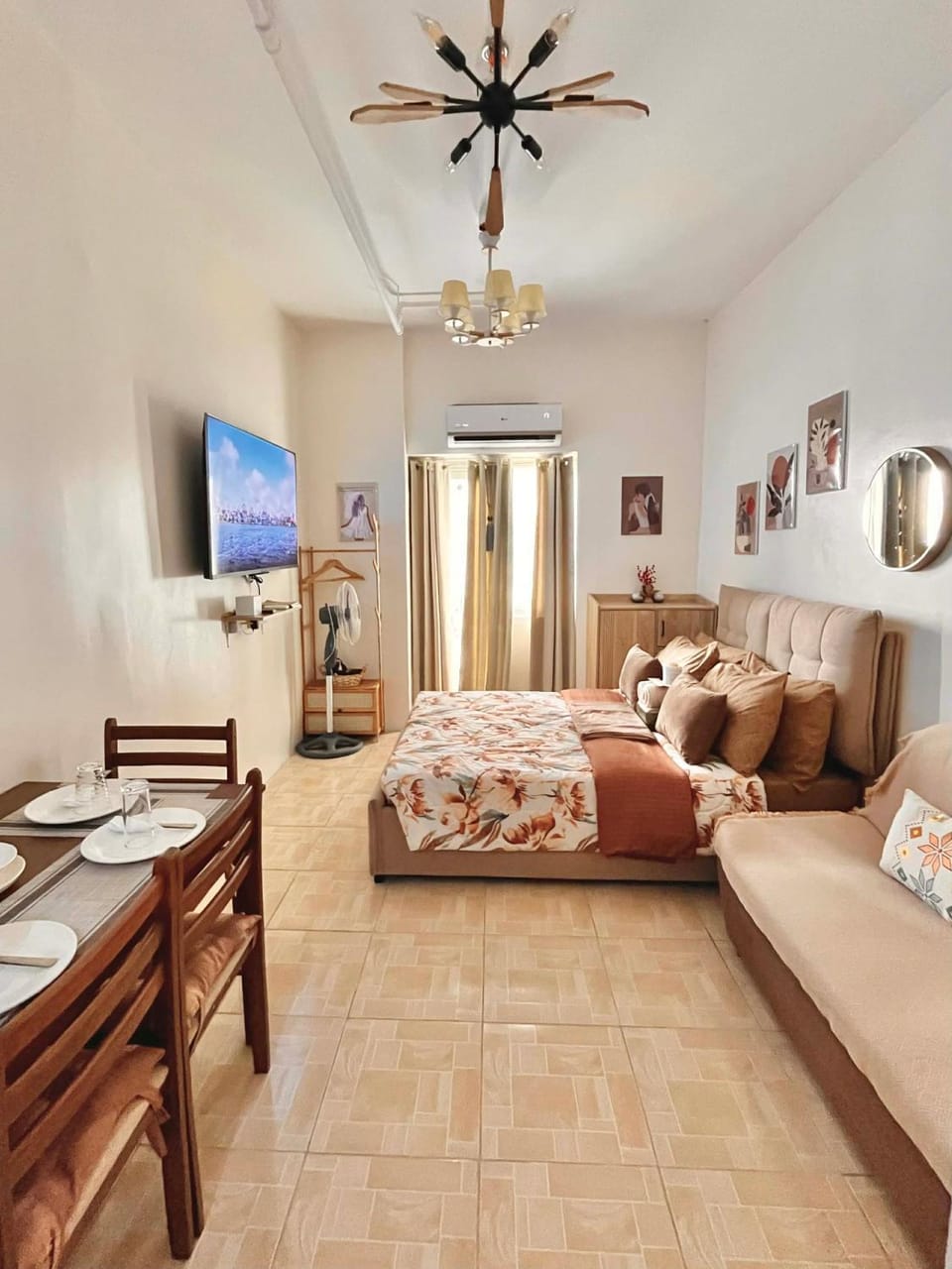 Communal lounge/ TV room, Bed, Living room, Seating area, Evening entertainment, Bedroom