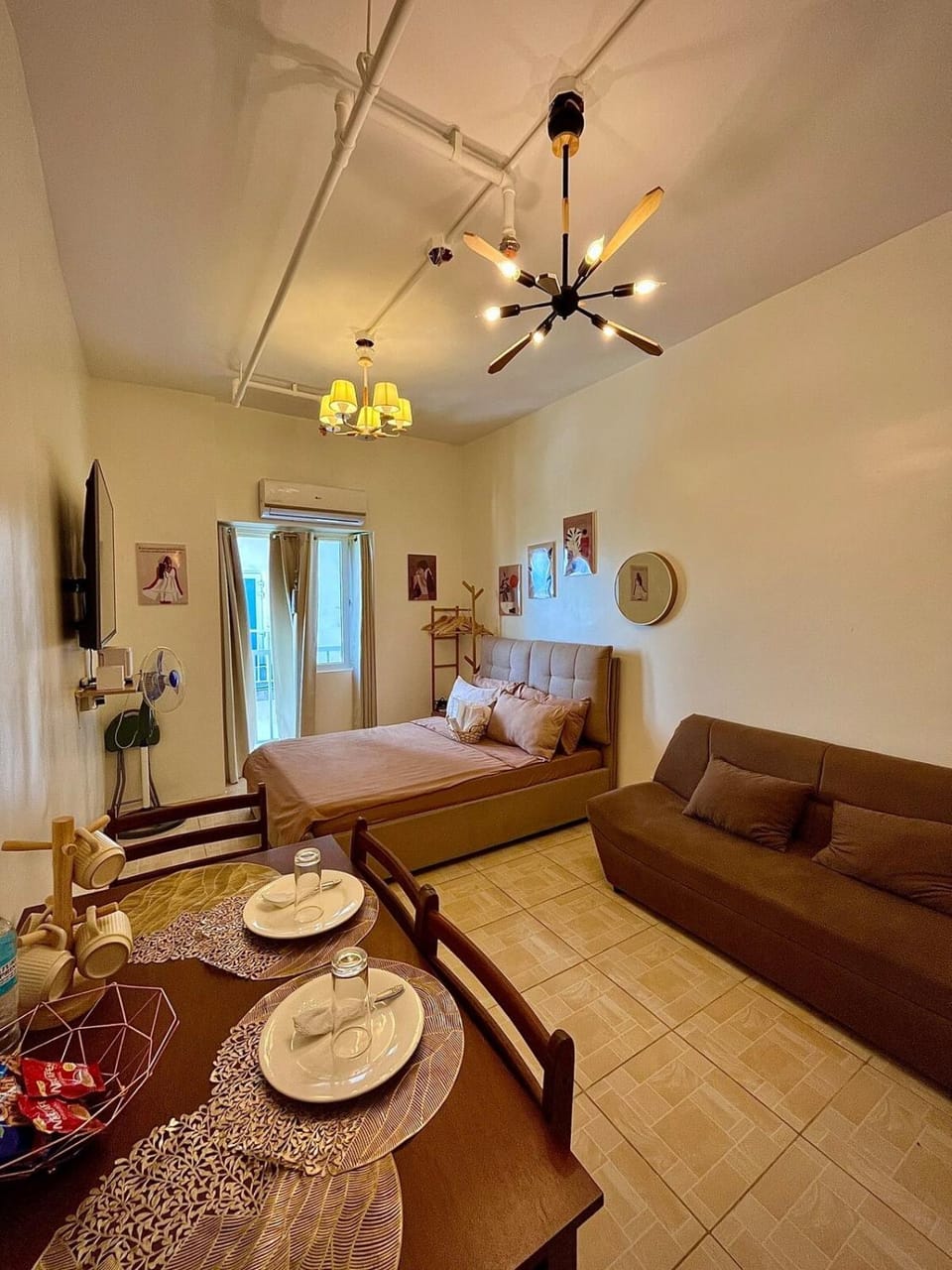 Bed, TV and multimedia, Living room, Photo of the whole room, Seating area, Dining area, Bedroom