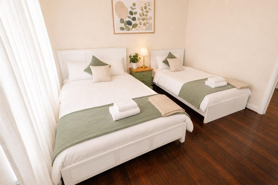 Bed, Photo of the whole room, Bedroom, towels