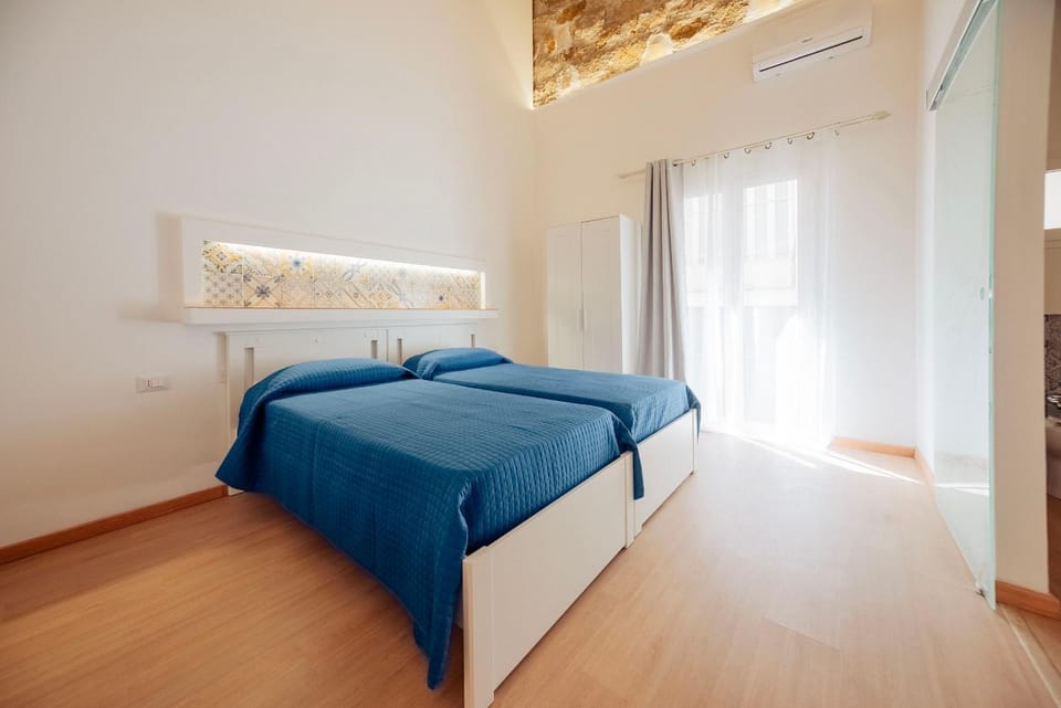 Bed, Photo of the whole room, Bedroom, air conditioner