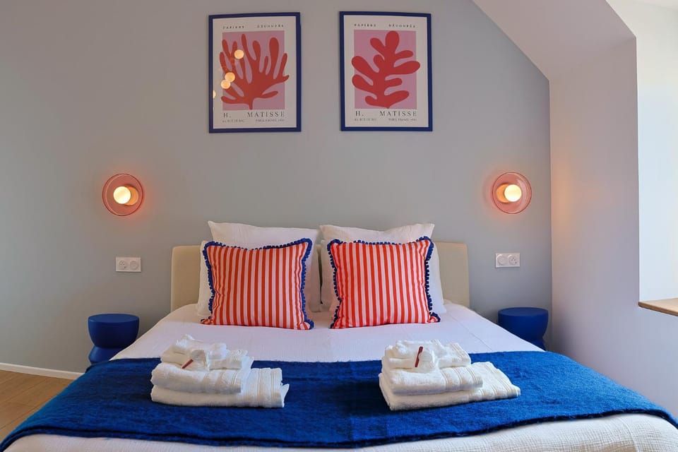 Bed, Photo of the whole room, Bedroom, towels