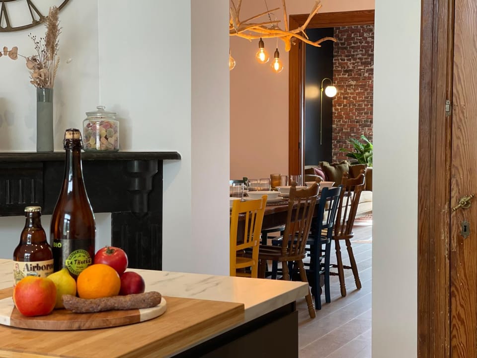 Kitchen or kitchenette, Dining area