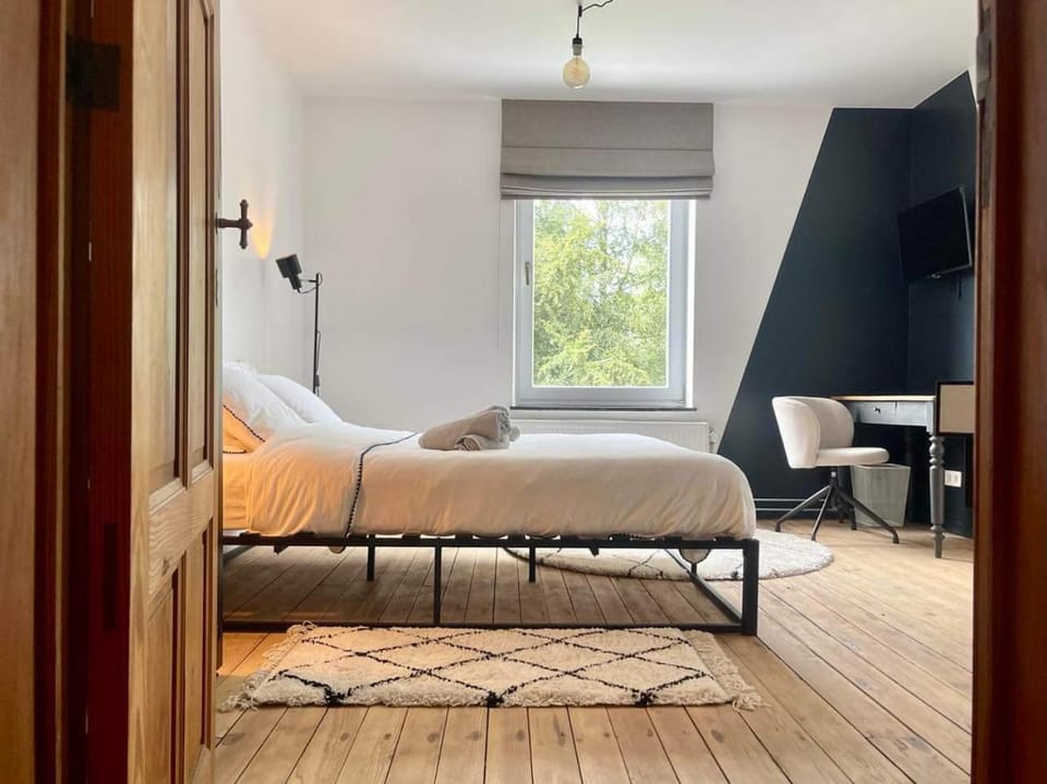 Bed, TV and multimedia, Photo of the whole room, Bedroom