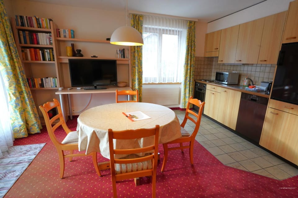 Dining area, kitchen