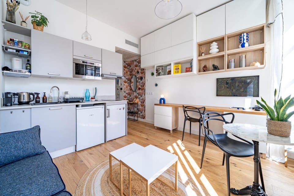 TV and multimedia, Coffee/tea facilities, Kitchen or kitchenette, Living room, Seating area, Dining area, stove