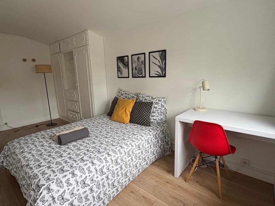 Bed, Photo of the whole room, Seating area, Bedroom, wardrobe