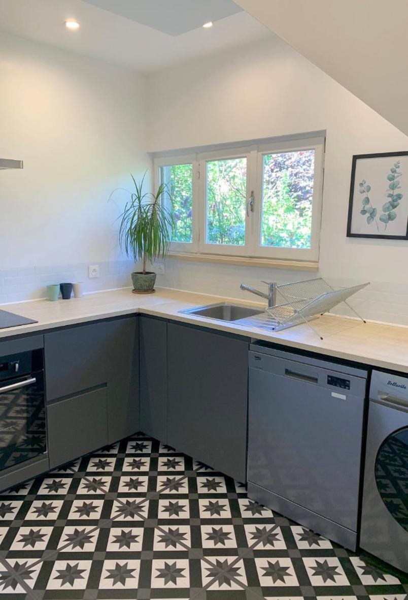 Kitchen or kitchenette, dishwasher