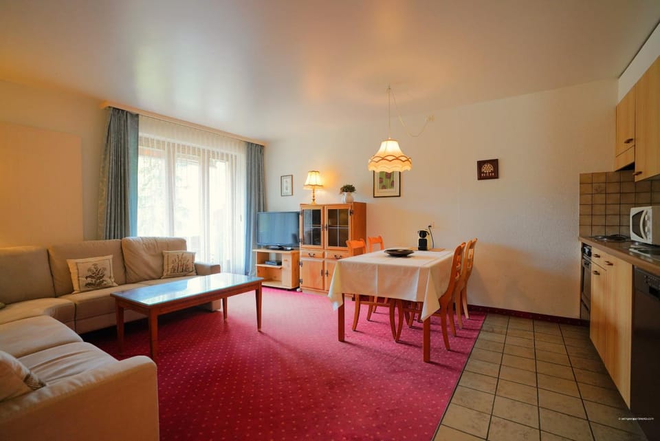 TV and multimedia, Kitchen or kitchenette, Living room, Dining area, stove