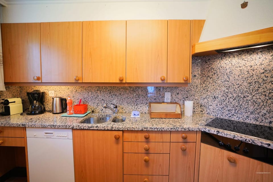 Coffee/tea facilities, Kitchen or kitchenette, stove