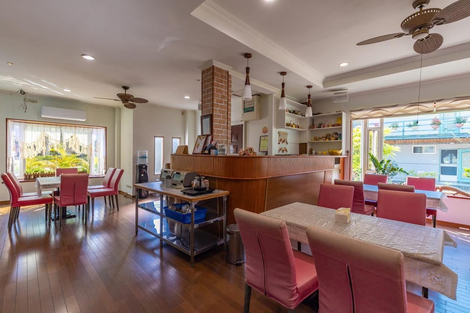Living room, Seating area, Dining area, fireplace