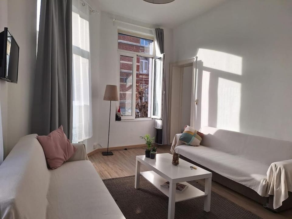 Midi Gateway Apartment in Saint-Gilles