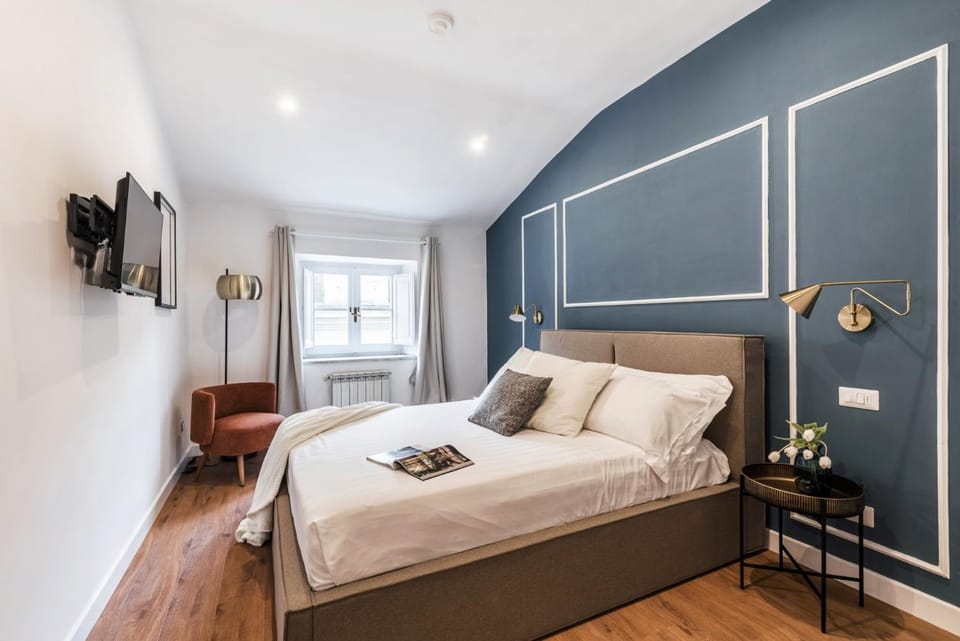 Bed, TV and multimedia, Photo of the whole room, Bedroom