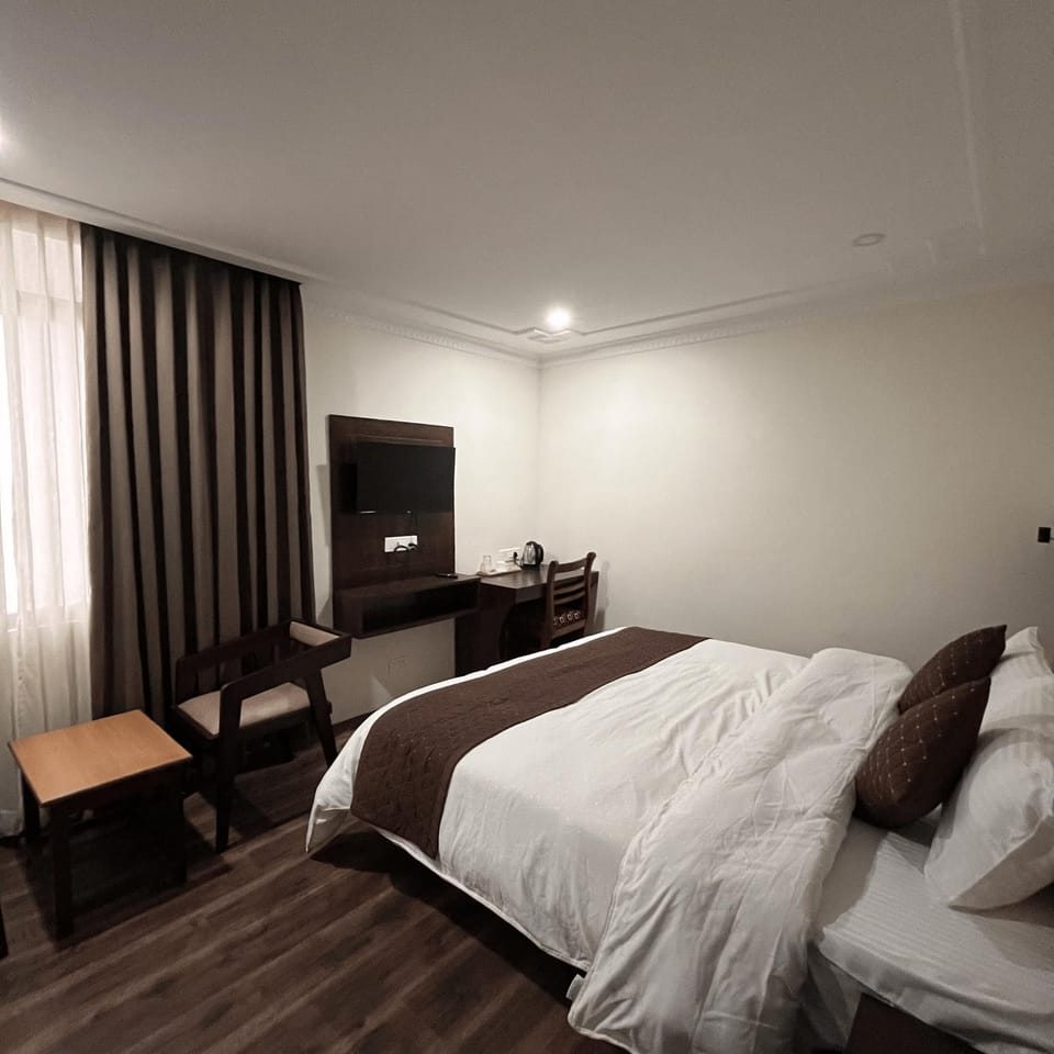Bed, TV and multimedia, Photo of the whole room, Bedroom