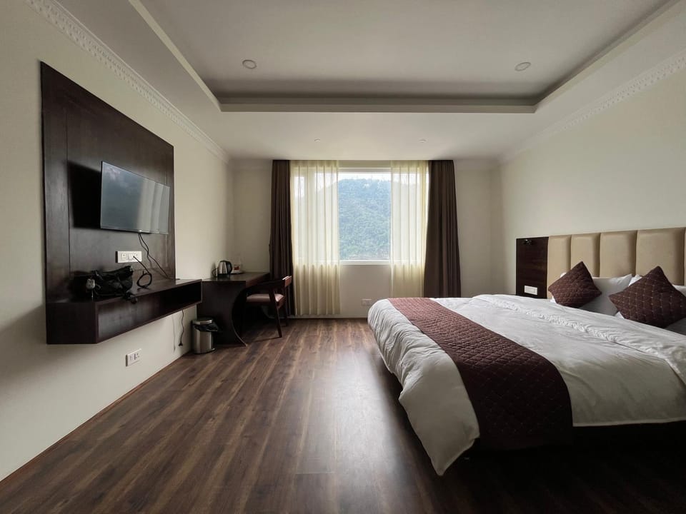 Bed, TV and multimedia, Photo of the whole room, Bedroom