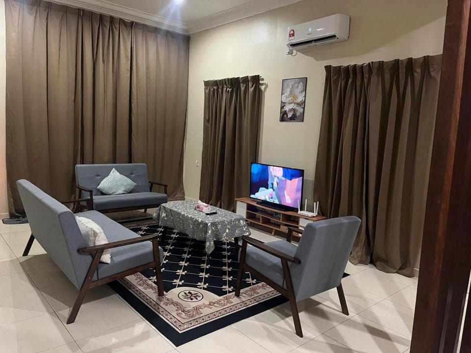 Communal lounge/ TV room, TV and multimedia, Living room, Seating area, Evening entertainment, air conditioner