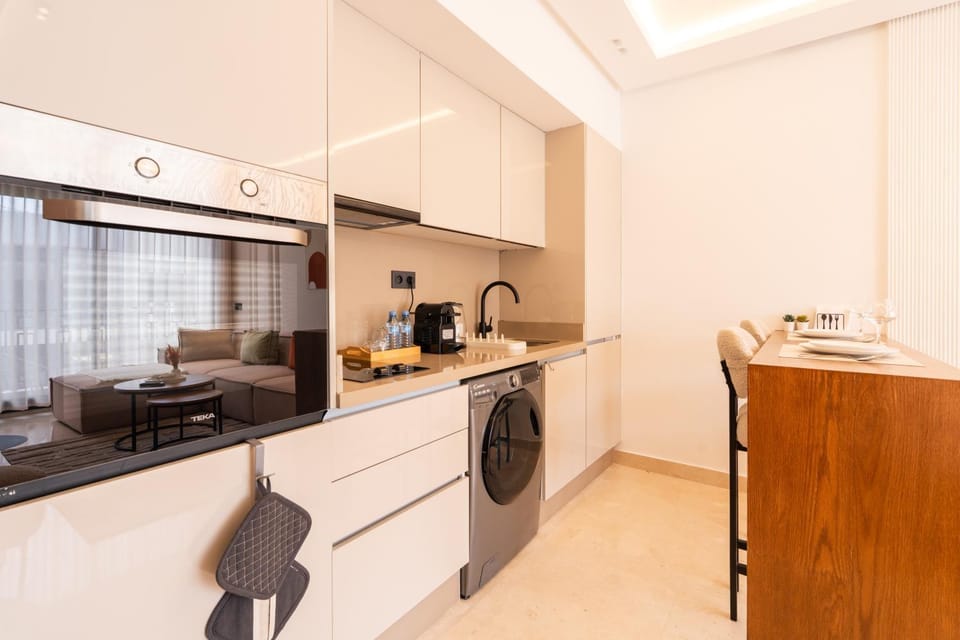 Kitchen or kitchenette, Dining area, minibar, oven, stove, toaster, washing machine