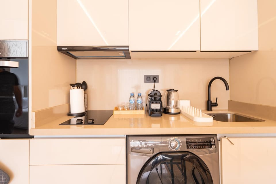 Coffee/tea facilities, Kitchen or kitchenette, oven, stove, toaster, washing machine