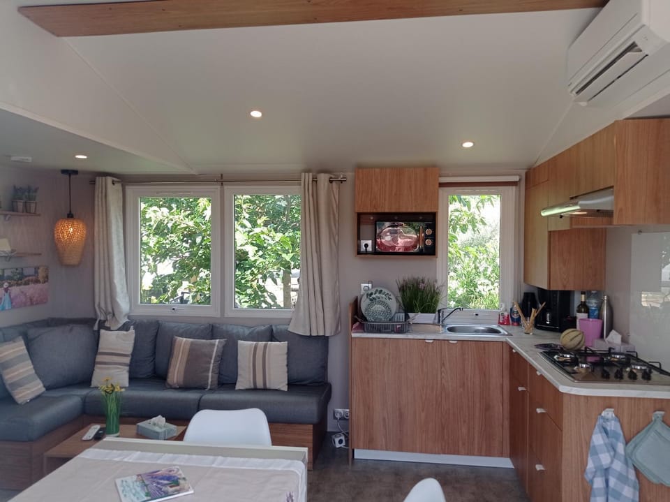 TV and multimedia, Dining area, oven, stove, kitchen, air conditioner