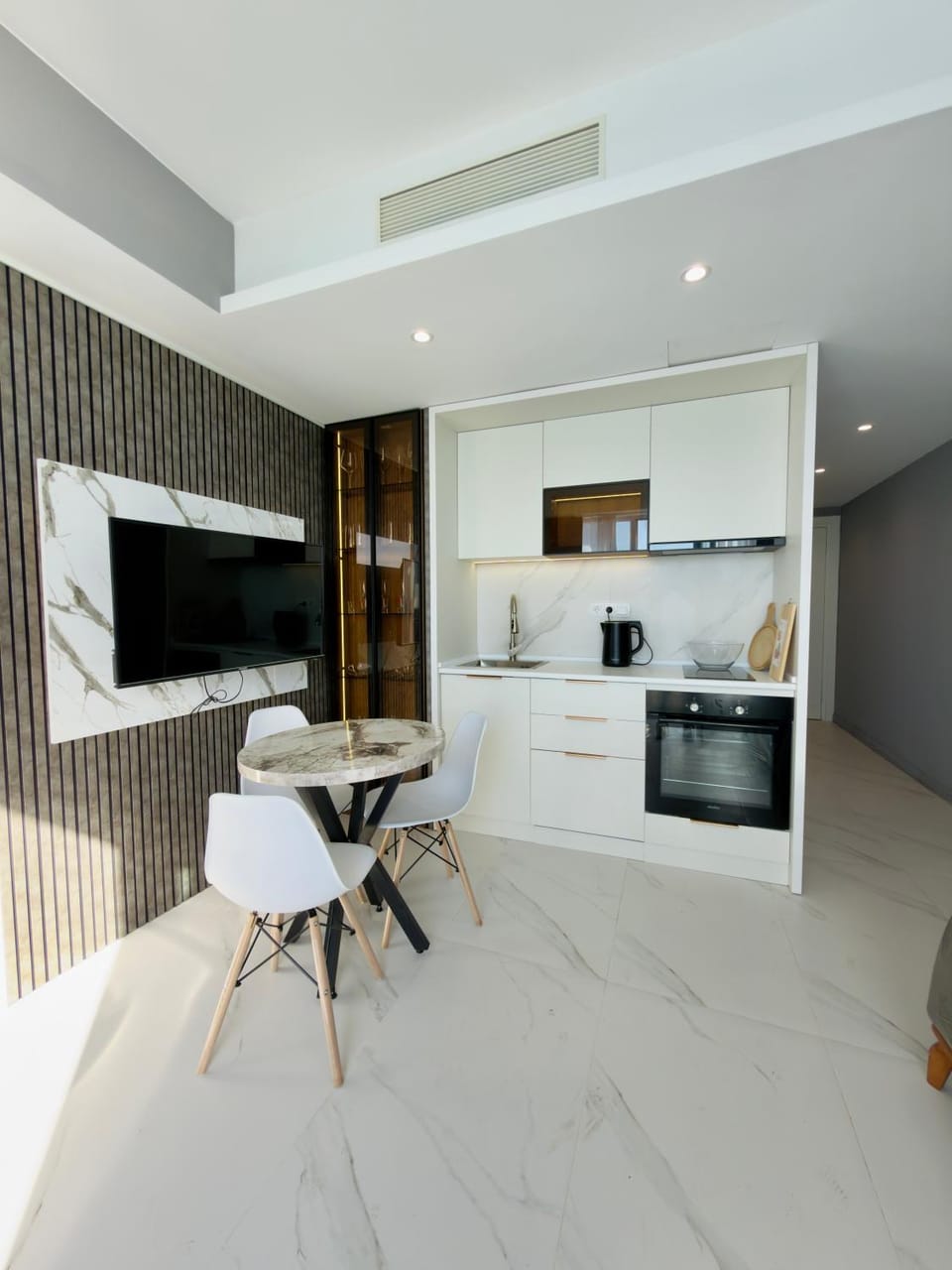 Апартаменты с отдельной спальней и прямым видом на море и горы Apartment in Batumi