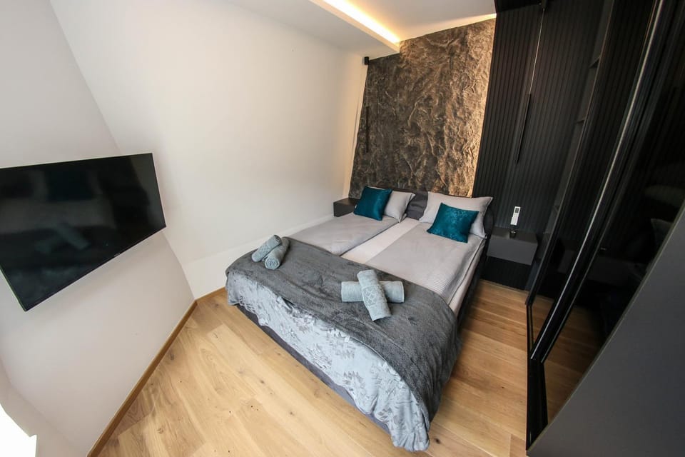 Bed, TV and multimedia, Photo of the whole room, Bedroom, towels