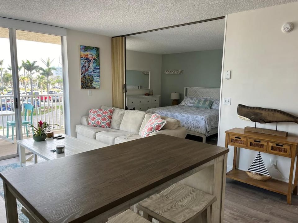 Sun and fun! Adorable 1 bedroom condo on the beach Apartment in Estero Island