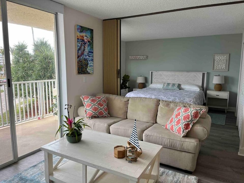 Sun and fun! Adorable 1 bedroom condo on the beach Apartment in Estero Island