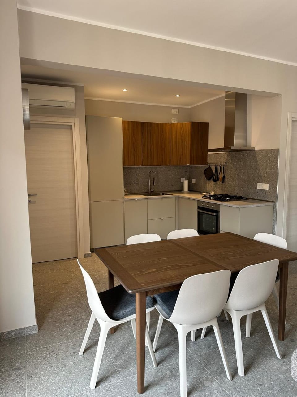 Kitchen or kitchenette, Dining area, pet friendly, stove