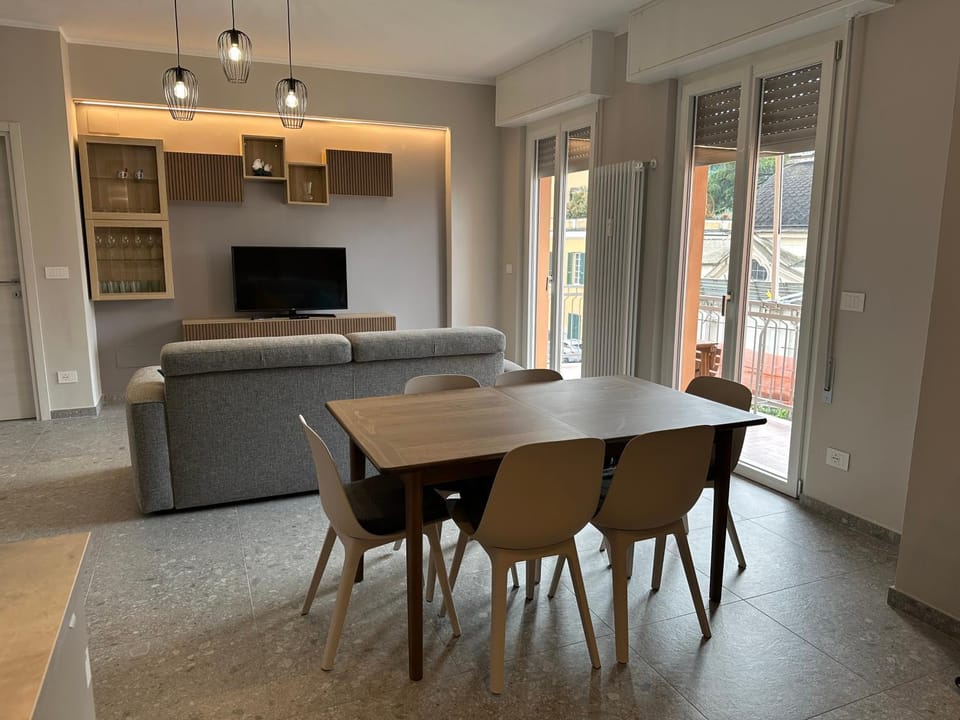 Lounge or bar, air conditioner