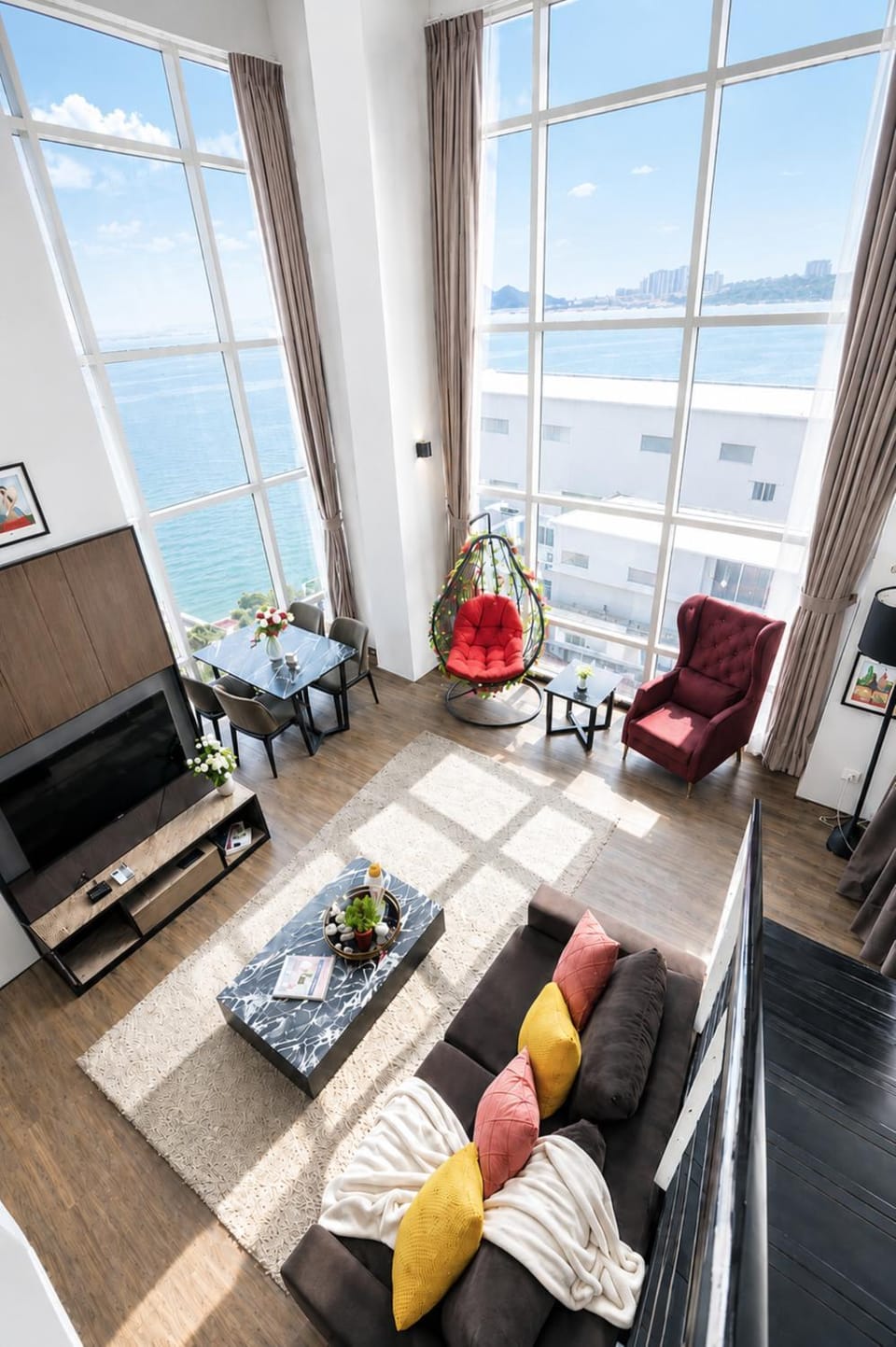 Communal lounge/ TV room, Natural landscape, TV and multimedia, Living room, Seating area, Evening entertainment, Sea view