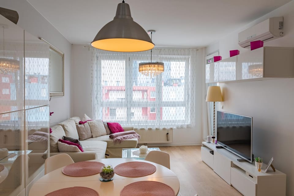 TV and multimedia, Living room, Seating area, Evening entertainment, Family