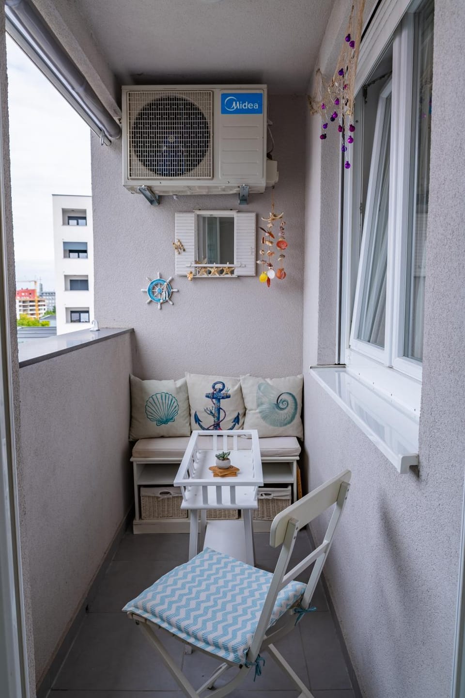 View (from property/room), Balcony/Terrace, Seating area, City view, air conditioner