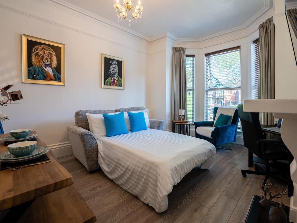 Bed, Living room, Photo of the whole room, Seating area, Bedroom