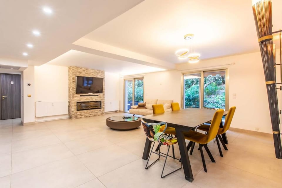 TV and multimedia, Living room, Seating area, Dining area
