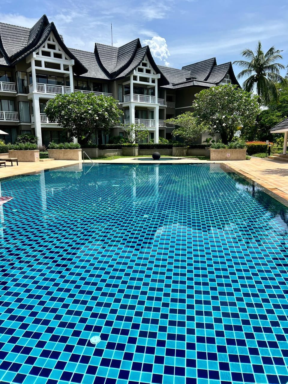 Swimming pool, sunbed