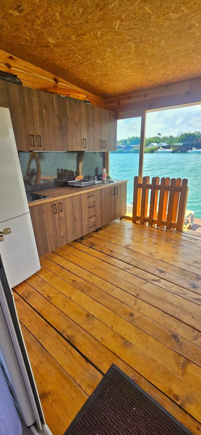 Kitchen or kitchenette, River view