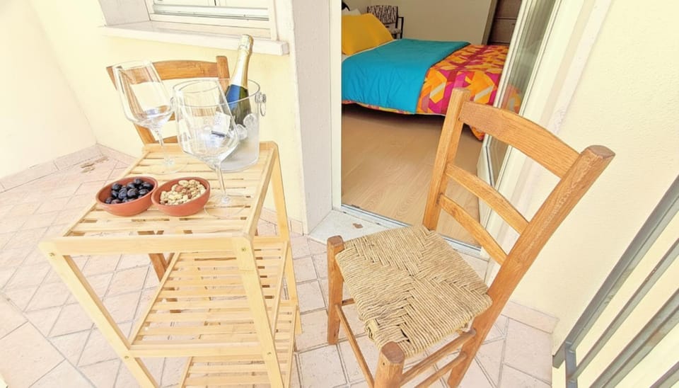 Property building, Balcony/Terrace, Food and drinks, Photo of the whole room