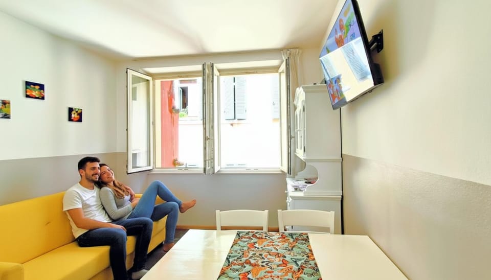 Communal lounge/ TV room, People, TV and multimedia, Living room, Seating area, Evening entertainment, group of guests