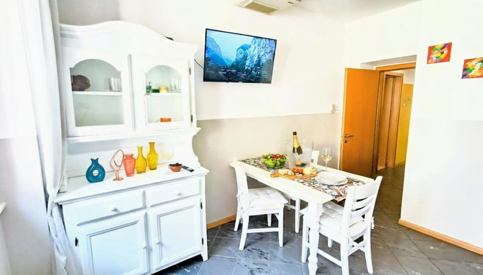 Kitchen or kitchenette, Food and drinks, Dining area, Food, Drinks