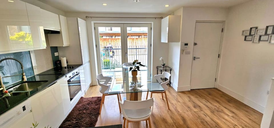Kitchen or kitchenette, Seating area, Dining area