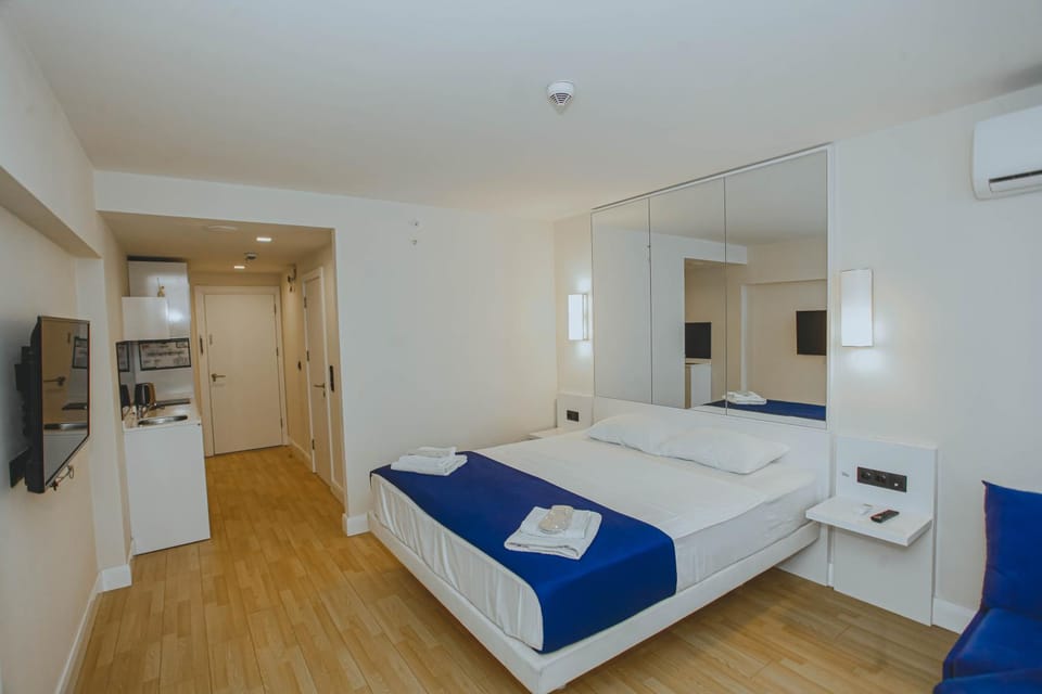 Bed, TV and multimedia, Photo of the whole room, Bedroom, towels, air conditioner