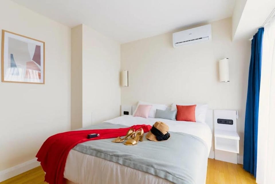 Bed, Photo of the whole room, Bedroom, towels, air conditioner
