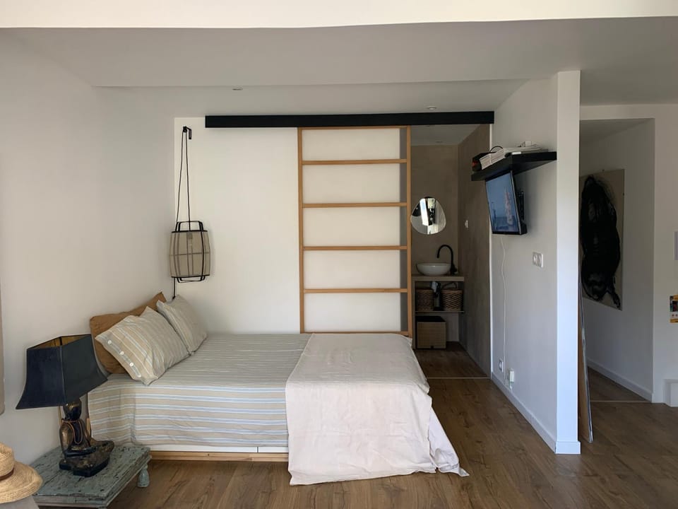 Bed, TV and multimedia, towels