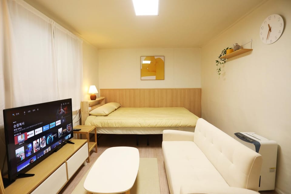 Bed, TV and multimedia, Seating area, Bedroom