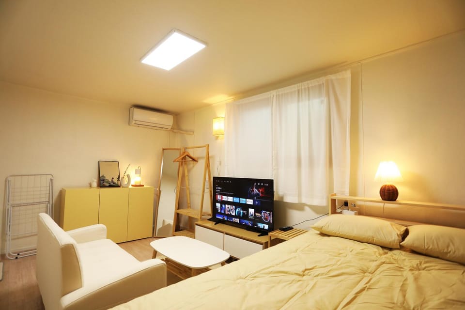 Bed, TV and multimedia, Bedroom, air conditioner
