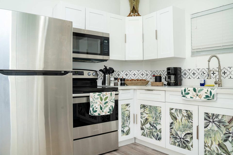 Coffee/tea facilities, oven